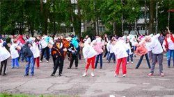 Зарядке все возрасты покорны: в Новоюжном районе Чебоксар прошли уроки физкультуры под открытым небом Зарядке все возрасты покорны: в Новоюжном районе Чебоксар прошли уроки физкультуры под открытым небом