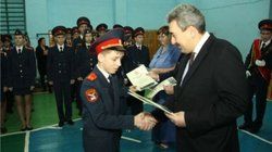 Глава города Чебоксары Леонид Черкесов вручил кадетам 14-й школы города благодарности за активное участие в Параде Памяти в Самаре Глава города Чебоксары Леонид Черкесов вручил кадетам 14-й школы города благодарности за активное участие в Параде Памяти в Самаре