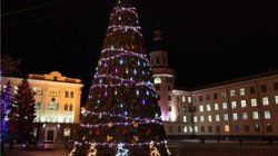 Чудеса да и только! Над ёлкой на площади Республики в Чебоксарах колдовали волшебники Чудеса да и только! Над ёлкой на площади Республики в Чебоксарах колдовали волшебники