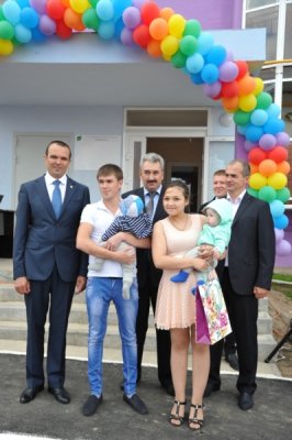 В Чебоксарах ключи от квартир получили 15 детей-сирот В Чебоксарах ключи от квартир получили 15 детей-сирот