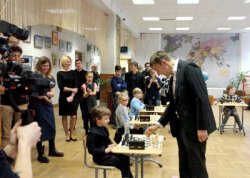 Самый молодой гроссмейстер в истории Сергей Карякин провел сеанс одновременной игры в школе №1239 Самый молодой гроссмейстер в истории Сергей Карякин провел сеанс одновременной игры в школе №1239