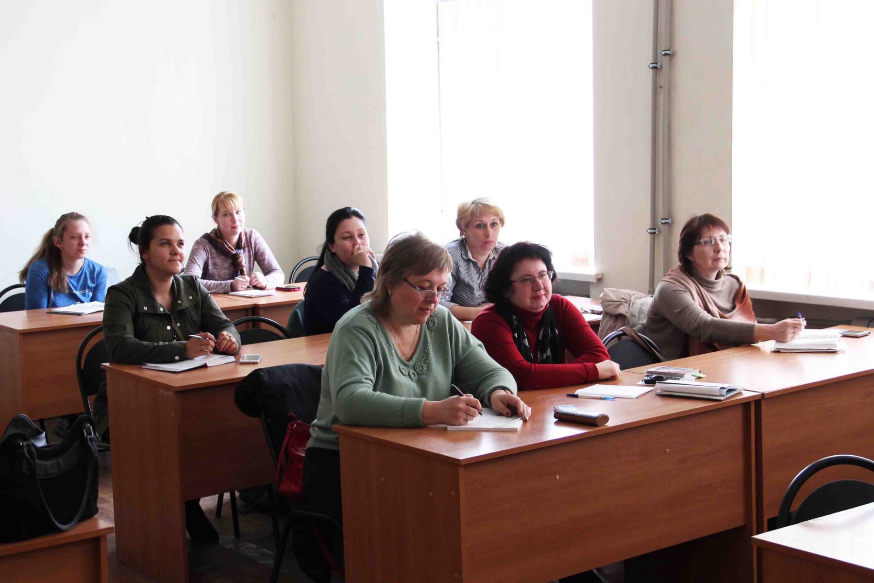 работники общеобразовательной школы. школьники на егэ. школьники в масках егэ. работники общеобразовательной школы. подросток и учитель.