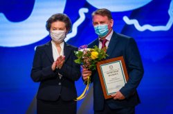 К юбилею Югры Наталья Комарова наградила передовых работников "РН-Юганскнефтегаза" К юбилею Югры Наталья Комарова наградила передовых работников "РН-Юганскнефтегаза"