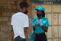 Волонтеры информируют об опасности алкоголизма и наркомании (Кения)