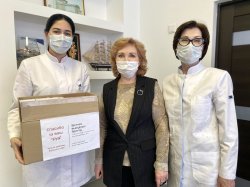 Депутат Ирина Урванцева передала термосы для врачей выездных бригад сургутской поликлиники Депутат Ирина Урванцева передала термосы для врачей выездных бригад сургутской поликлиники