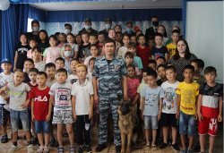 В Астрахани транспортные полицейские совместно с коллегами организовали для детей познавательные экскурсии В Астрахани транспортные полицейские совместно с коллегами организовали для детей познавательные экскурсии