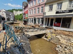 Волонтеры оказывают помощь пострадавшим от наводнения в Германии
