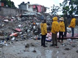 Волонтеры помогают пострадавшим от землетрясения на Гаити