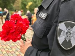 В Калининграде офицеры СОБР Росгвардии почтили память боевого товарища, погибшего при исполнении служебного долга В Калининграде офицеры СОБР Росгвардии почтили память боевого товарища, погибшего при исполнении служебного долга