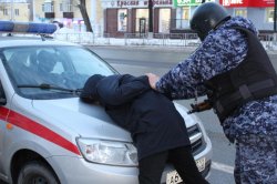 В Башкирии росгвардейцы задержали неадекватного мужчину, разбившего дверь аптеки