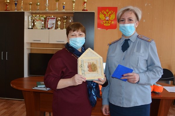 Осужденные женщины из ИК-4 УФСИН России по Курганской области изготовили тактильную книгу для незрячих детей Осужденные женщины из ИК-4 УФСИН России по Курганской области изготовили тактильную книгу для незрячих детей