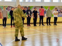 На Ямале Росгвардия провела занятия по строевой подготовке для допризывной молодёжи На Ямале Росгвардия провела занятия по строевой подготовке для допризывной молодёжи