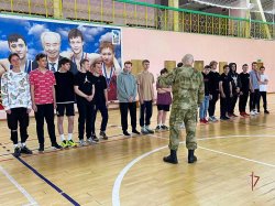 На Ямале Росгвардия провела занятия по строевой подготовке для допризывной молодёжи На Ямале Росгвардия провела занятия по строевой подготовке для допризывной молодёжи