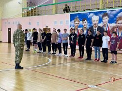 На Ямале Росгвардия провела занятия по строевой подготовке для допризывной молодёжи На Ямале Росгвардия провела занятия по строевой подготовке для допризывной молодёжи