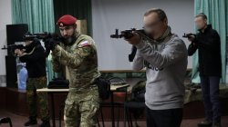 Ветераны Росгвардии проводят курс военной подготовки для тюменцев Ветераны Росгвардии проводят курс военной подготовки для тюменцев