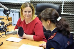 Росгвардия рассказала ямальским радиослушателям о том, как безопасно встретить Новый год (ВИДЕО) Росгвардия рассказала ямальским радиослушателям о том, как безопасно встретить Новый год (ВИДЕО)