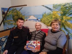 В Омске сотрудники Росгвардии поздравили ветеранов с наступающим Новым годом В Омске сотрудники Росгвардии поздравили ветеранов с наступающим Новым годом