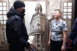 Сотрудники архангельского ОМОН Росгвардии поздравили с новогодними праздниками вдов и матерей погибших товарищей Сотрудники архангельского ОМОН Росгвардии поздравили с новогодними праздниками вдов и матерей погибших товарищей