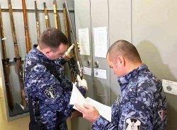 Росгвардия проверила сохранность исторических экспонатов оружия в главном музее Ямала (ВИДЕО, ФОТО) Росгвардия проверила сохранность исторических экспонатов оружия в главном музее Ямала (ВИДЕО, ФОТО)