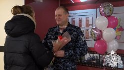 Начальник Управления Росгвардии по Тюменской области и росгвардейцы поздравили женщин с Международным женским днём Начальник Управления Росгвардии по Тюменской области и росгвардейцы поздравили женщин с Международным женским днём