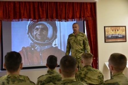 В Удмуртии ко Дню космонавтики с росгвардейцами провели тематическую беседу В Удмуртии ко Дню космонавтики с росгвардейцами провели тематическую беседу
