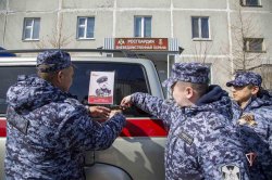 На Ямале Росгвардия присоединилась ко Всероссийской ведомственной акции «Бессмертный автополк» (ВИДЕО) На Ямале Росгвардия присоединилась ко Всероссийской ведомственной акции «Бессмертный автополк» (ВИДЕО)