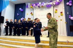 На Ямале офицеры Росгвардии поздравили подшефных кадет с успешным окончанием учебного года На Ямале офицеры Росгвардии поздравили подшефных кадет с успешным окончанием учебного года