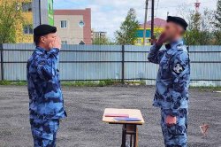 На Ямале сотрудники спецподразделения Росгвардии торжественно приняли присягу (ВИДЕО) На Ямале сотрудники спецподразделения Росгвардии торжественно приняли присягу (ВИДЕО)