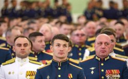 Президент Российской Федерации Владимир Путин в Кремле поздравил выпускников военных вузов с успешным окончанием обучения Президент Российской Федерации Владимир Путин в Кремле поздравил выпускников военных вузов с успешным окончанием обучения