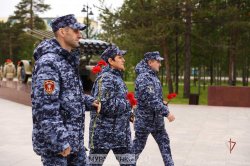 На Ямале росгвардейцы зажгли свечи в День памяти и скорби На Ямале росгвардейцы зажгли свечи в День памяти и скорби
