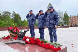 На Ямале росгвардейцы зажгли свечи в День памяти и скорби На Ямале росгвардейцы зажгли свечи в День памяти и скорби