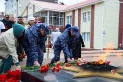 На Ямале росгвардейцы зажгли свечи в День памяти и скорби На Ямале росгвардейцы зажгли свечи в День памяти и скорби