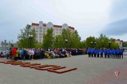 На Ямале росгвардейцы зажгли свечи в День памяти и скорби На Ямале росгвардейцы зажгли свечи в День памяти и скорби