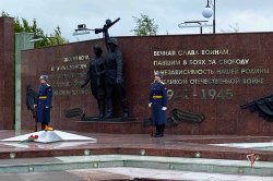 На Ямале росгвардейцы зажгли свечи в День памяти и скорби На Ямале росгвардейцы зажгли свечи в День памяти и скорби