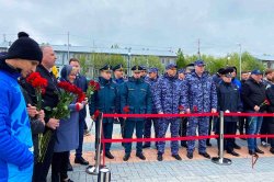 На Ямале росгвардейцы зажгли свечи в День памяти и скорби На Ямале росгвардейцы зажгли свечи в День памяти и скорби