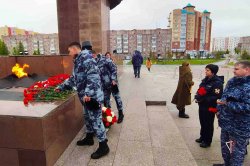 На Ямале росгвардейцы зажгли свечи в День памяти и скорби На Ямале росгвардейцы зажгли свечи в День памяти и скорби