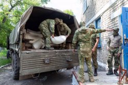 Росгвардия доставила гуманитарный груз для переселенцев в ЛНР Росгвардия доставила гуманитарный груз для переселенцев в ЛНР