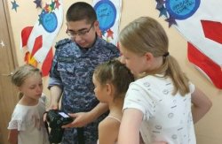 В День фотографа росгвардейцы провели мастер-класс для тюменских школьников В День фотографа росгвардейцы провели мастер-класс для тюменских школьников