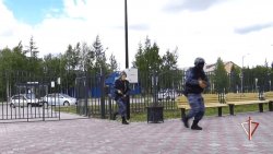 Росгвардия на Ямале пригласила журналистов на тренировку по обеспечению безопасности образовательных объектов Росгвардия на Ямале пригласила журналистов на тренировку по обеспечению безопасности образовательных объектов
