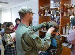 В рамках ведомственной акции «Каникулы с Росгвардией» омский СОБР провел урок мужества для школьников