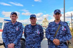 На Ямале Росгвардия принимает участие в праздновании Дня государственного флага На Ямале Росгвардия принимает участие в праздновании Дня государственного флага