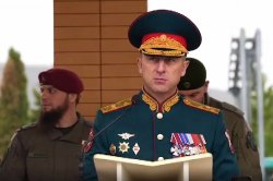 Полку Росгвардии имени Героя России Ахмата-Хаджи Кадырова вручено Боевое знамя нового образца Полку Росгвардии имени Героя России Ахмата-Хаджи Кадырова вручено Боевое знамя нового образца