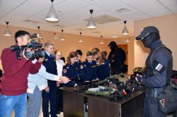 Бойцы СОБР Росгвардии впервые встретились с подшефными кадетами на Ямале (ВИДЕО) Бойцы СОБР Росгвардии впервые встретились с подшефными кадетами на Ямале (ВИДЕО)