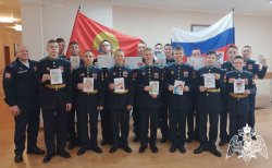 Кадеты тюменского президентского училища в рамках акции Росгвардии поздравили мам участников СВО с Днём матери Кадеты тюменского президентского училища в рамках акции Росгвардии поздравили мам участников СВО с Днём матери