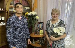 В День матери в Тюменской области сотрудники спецподразделений поздравили мам своих боевых товарищей погибших при исполнении служебного долга В День матери в Тюменской области сотрудники спецподразделений поздравили мам своих боевых товарищей погибших при исполнении служебного долга