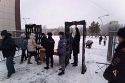 На Ямале росгвардейцы обеспечили безопасность пребывания Поезда Деда Мороза в Ноябрьске На Ямале росгвардейцы обеспечили безопасность пребывания Поезда Деда Мороза в Ноябрьске