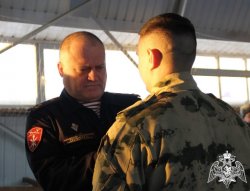 Накануне Дня Героев Отечества бойцам тюменского ОМОН вручены награды Накануне Дня Героев Отечества бойцам тюменского ОМОН вручены награды