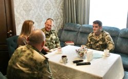 Росгвардейцы во Владикавказе навестили вдову Героя России Росгвардейцы во Владикавказе навестили вдову Героя России