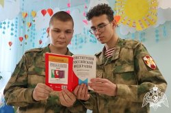 Росгвардейцы и кадеты ведомственных групп отметили 30-летие Конституции Росгвардейцы и кадеты ведомственных групп отметили 30-летие Конституции