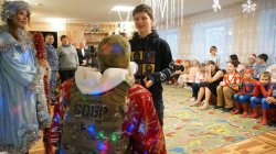 В Псковской области Дед Мороз специального назначения поздравил детей с наступающим Новым годом В Псковской области Дед Мороз специального назначения поздравил детей с наступающим Новым годом
